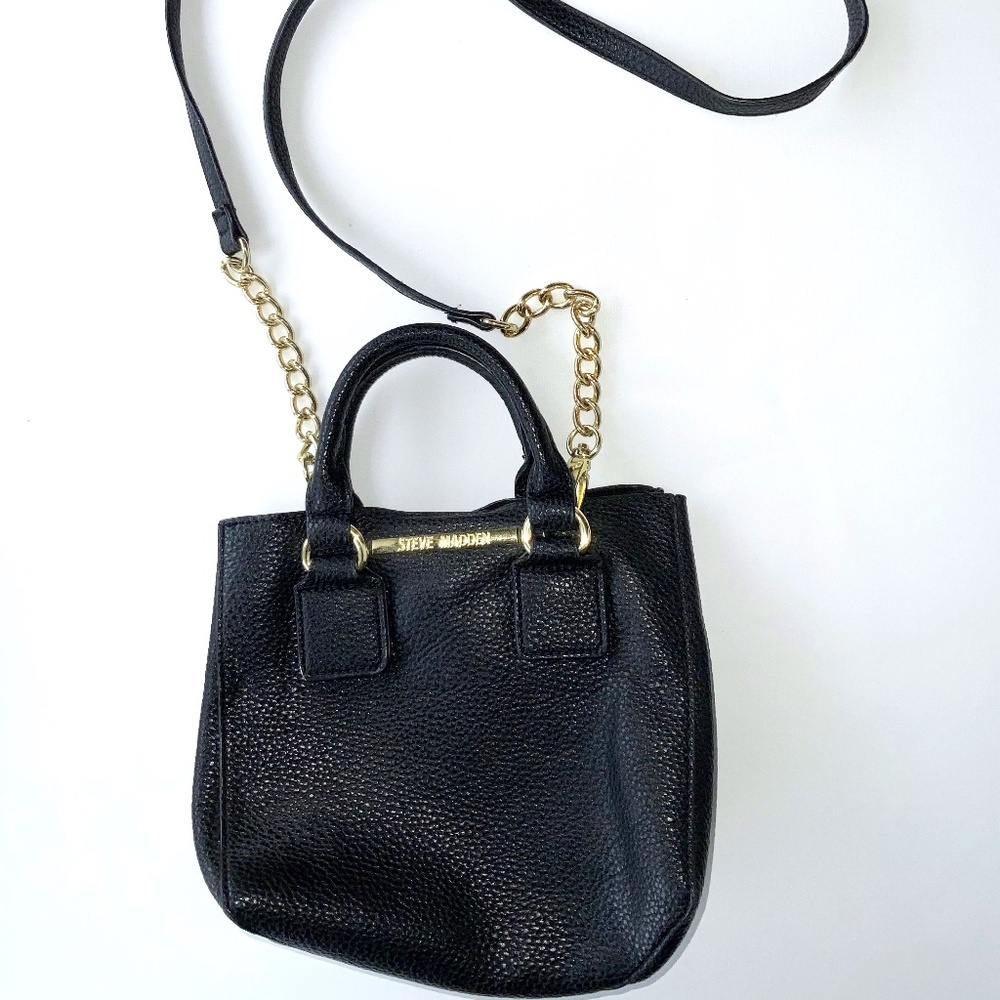 STEVE MADDEN BMAGGIE SMALL CROSSBODY BLACK PURSE HANDBAG WITH GOLD CHAIN ACCENTS